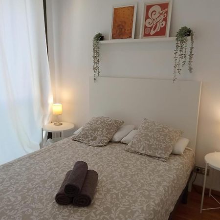 Private Rooms Near Las Ramblas Barcelona Exterior photo